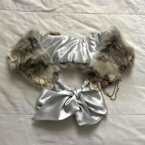 Axes femme Grey and white rabbit fur collar with pearl and rhinestones
